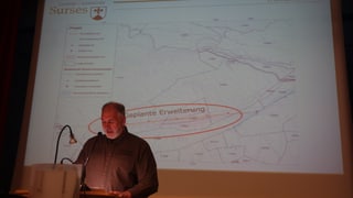 Il president communal da Surses Leo Thomann infurmescha davart l'engrondiment dals indrizs da far naiv a Beiva. 