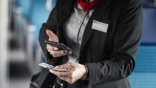Purtret d'ina dunna conductura che fa gist controlla da bigliets en il tren e porta ina tavla cun si l'iniziala, la schlattaina e la funcziun. 