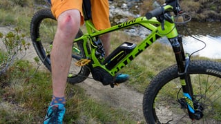 Ils velos da muntogna electrics èn sa sviluppads ils ultims onns fitg svelt. 