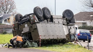 Camiun da militar cupitgà. 2 persunas èn en schanuglias dasper il camiun.