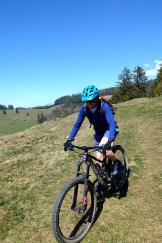 Purtret da Caduff, co ella va cun in mountainbike. 