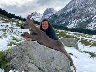 Mengia Caviezel da Müstair cun sia preda en la Val Mora.