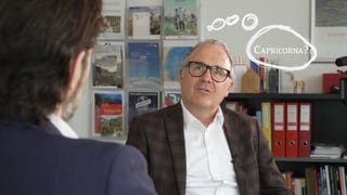 Martin Vincenz guarda pensiv. Sur il maletg è malegiada ina nivletta da patratgs cun il cuntegn: "Capricorna?" Martin Vincenz guarda pensiv. Sur il maletg è malegiada ina nivletta da patratgs cun il cuntegn: "Capricorna?"