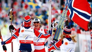Heidi Weng, Therese Johaug, Astrid Jacobsen e Marit Björgen celebreschan lur victoria en la staffetta da las dunnas.