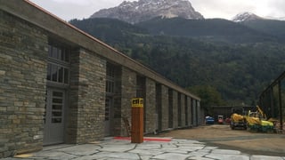 La fatschada d'ina chasa industriala da crap - davant ina pitga cun si las inizialas CTL per Centro Tecnologico del Legno.