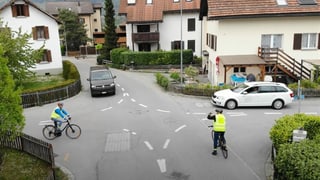 Purtret d'ina situaziun da traffic ad ina cruschada cun dretg da precedenza da dretg ed ina persuna vida mintga via. Purtret d'ina situaziun da traffic ad ina cruschada cun dretg da precedenza da dretg ed ina persuna vida mintga via.