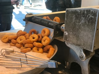 Uschia guardan ils «mini-donuts» ora. Suenter il frittar, vegnan els bagnads en zutger.