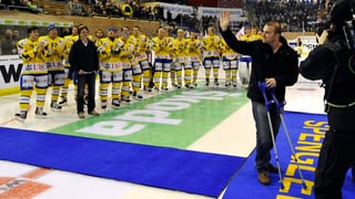 L’equipa dal HCD dà l’adia a ses chapitani Marc Gianola. 