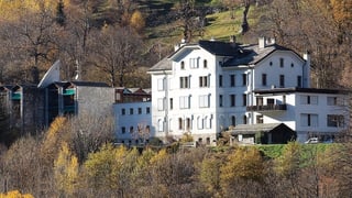 Centro Sanitario Bregaglia - edifizi alv cun uschöls alvs circumdà da guaud.