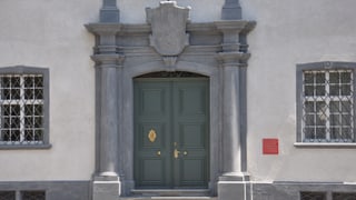 La porta en l'uschènumnada Chasa Grischa ch'è la sedia da la regenza grischuna a Cuira.