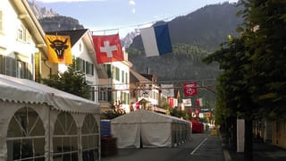 via cun tendas da festa e bandieras svizra, uranesa, lucernesa