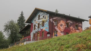 La chasa «Hostel Autra Caussa» cun la fasada da grafittis. 