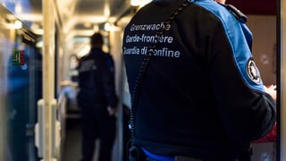 Guardian da cunfin durant ina controlla en in tren. 