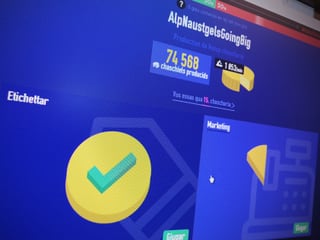 Screenshot dal gieu Cheesmaster - ins vesa ina chaschiela cun in crutsch verd sper il pled "etichettar" ed il nuv "giugar". Suren ves'ins quants chaschiels vegnan producids per minuta ed il num da la chascharia (AlpNaustgelsGoingBig) Screenshot dal gieu Cheesmaster - ins vesa ina chaschiela cun in crutsch verd sper il pled "etichettar" ed il nuv "giugar". Suren ves'ins quants chaschiels vegnan producids per minuta ed il num da la chascharia (AlpNaustgelsGoingBig)