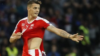 Granit Xhaka cun in tricot stgarpà.