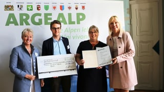 Barbara Janom Steiner (san), presidenta da la regenza grischuna ,ils responsabels dal project a Tavau Philipp Wilhelm e Johanna Veit Gröbner e la ministra da Baviera Beate Merk.