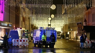 purtret da polizia en la via nua che l'um è ì cun l'auto en las persunas. 