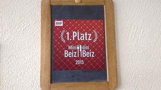 Mini Beiz, Dini Beiz tavla d'onuraziun. Mini Beiz, Dini Beiz tavla d'onuraziun.