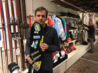 El valeva en ils onns 80, cura ch'el era in mat giuven sco talent sin il snowboard. Enta maun tegna el sia emprim'assa che ses bab aveva construi per el. Ma atgnamain fiss el pli gugent ì cun skis. El valeva en ils onns 80, cura ch'el era in mat giuven sco talent sin il snowboard. Enta maun tegna el sia emprim'assa che ses bab aveva construi per el. Ma atgnamain fiss el pli gugent ì cun skis.