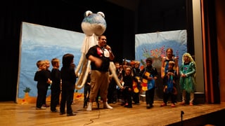 Ina gruppa da teater al festival da l'onn 2014 a Tusaun.
