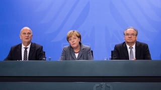 Dietmar Woidke, Angela Merkel e Reiner Haseloff durant la conferenza da medias. 