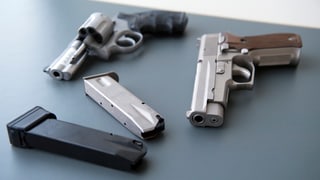Duas pistolas cun magaziuns. 