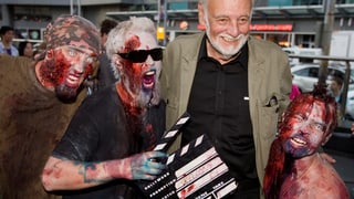 Romero e trais fenas vestids da zombies.