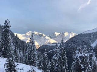 Levada dal sulegl encunter il Piz Russein.