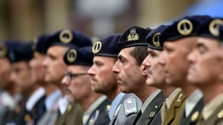 En mintgin dals 6 centers èn 40 uffiziers engaschads.