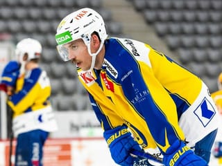 Il giugader da hockey Perttu Lindgren.
