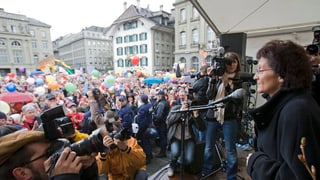 Eveline Widmer-Schlumpf fa in pled avant ina gronda raspada Eveline Widmer-Schlumpf fa in pled avant ina gronda raspada