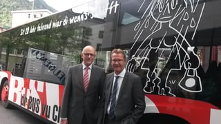 Il president dal cussegl administrativ, Erwin Rutishauser ed il directur dal Bus da Cuira, Alfred Janka, poseschan davant il bus da Cuira cun in slogan ed in purtret per il giubileum da 20 onns da l'interpraisa. Il president dal cussegl administrativ, Erwin Rutishauser ed il directur dal Bus da Cuira, Alfred Janka, poseschan davant il bus da Cuira cun in slogan ed in purtret per il giubileum da 20 onns da l'interpraisa.
