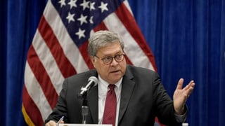 purtret da William Barr durant ina conferenza da pressa. 