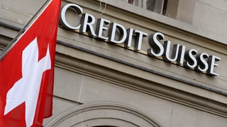 Bandiera svizra ed il num Credit Suisse.