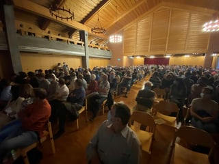 Ina sala da lain plaina da glieud.