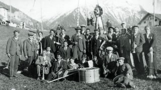 Foto s/w der Musikgesellschaft Tschlin die im freien steht