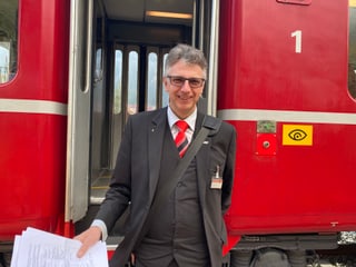Il conductur Luzi Oberer accumpogna il tren istoric.