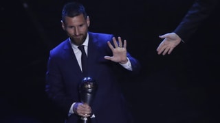 Purtet da Lionel Messi cun il premi enta maun. Purtet da Lionel Messi cun il premi enta maun.