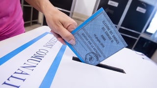 Segund scrutini da las elecziuns communalas en l'Italia - in maun metta in scrit da votar en l'urna
