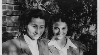 Anita Lasker e sia sora Renata enturn il 1945 - praschunieras politicas ad Auschwitz. Ellas aveva gidà a fugitivs. Anita Lasker e sia sora Renata enturn il 1945 - praschunieras politicas ad Auschwitz. Ellas aveva gidà a fugitivs.