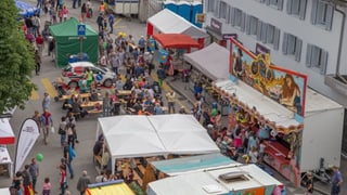 L'areal da festa a Glion s'emplaina - ins vesa numerus stans cun blera glieud.