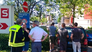 Polizia e passants datiers dal kino pertutgà.