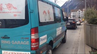 Bus da la scolina cun si reclamas stat en colona en il traffic a Cuira.