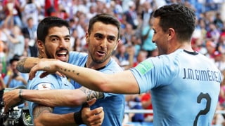Luis Suarez sa legra da ses gol cun ses collegas d'equipa. Luis Suarez sa legra da ses gol cun ses collegas d'equipa.