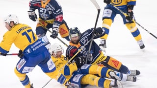 Tschintg giugaders da hockey: duas èn per terra e cumbattan per il puck.