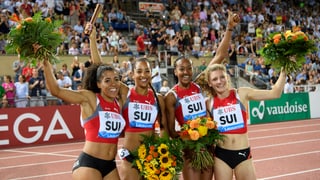 Las curridras da record: Mujinga Kambundji, Salome Kora, Sarah Atcho e Ajla Del Ponte (da san.) cun fluras.