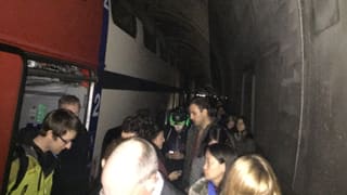 Passagiers che vegnan evacuads.