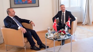 dus politichers sesan en ina stanza