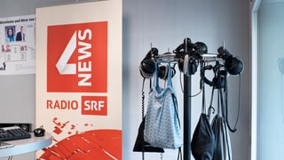 Studio da radio a Berna. Logo da SRF 4 news. 