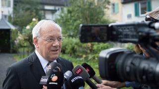 Johann Schneider-Ammann dat plaid e fatg a las medias. 